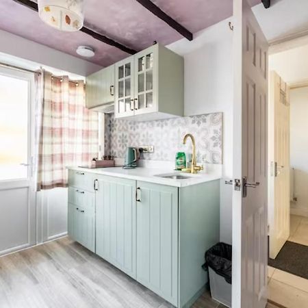 Bedroom With Kitchenette, Private Bathroom And Parking Cardiff Dış mekan fotoğraf