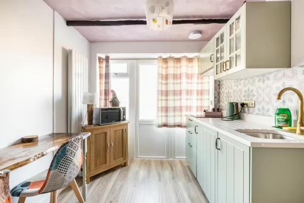 Bedroom With Kitchenette, Private Bathroom And Parking Cardiff Dış mekan fotoğraf