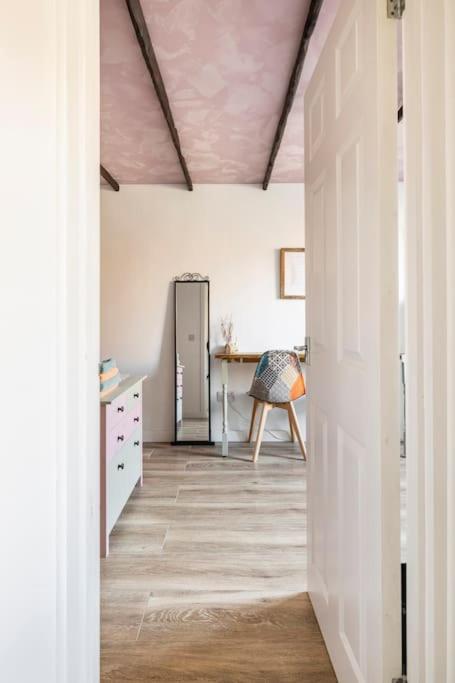 Bedroom With Kitchenette, Private Bathroom And Parking Cardiff Dış mekan fotoğraf