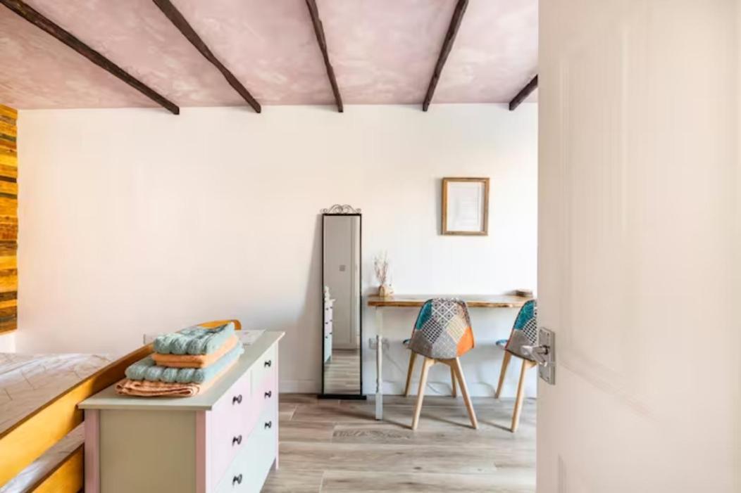 Bedroom With Kitchenette, Private Bathroom And Parking Cardiff Dış mekan fotoğraf