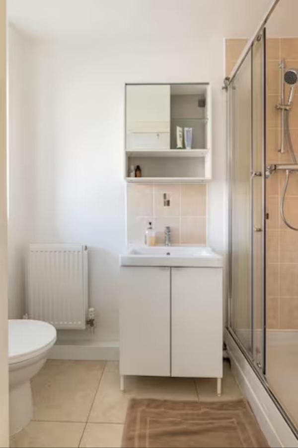 Bedroom With Kitchenette, Private Bathroom And Parking Cardiff Dış mekan fotoğraf