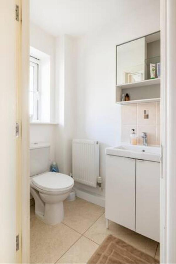 Bedroom With Kitchenette, Private Bathroom And Parking Cardiff Dış mekan fotoğraf
