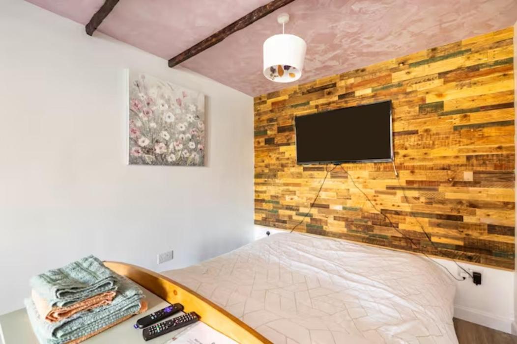 Bedroom With Kitchenette, Private Bathroom And Parking Cardiff Dış mekan fotoğraf