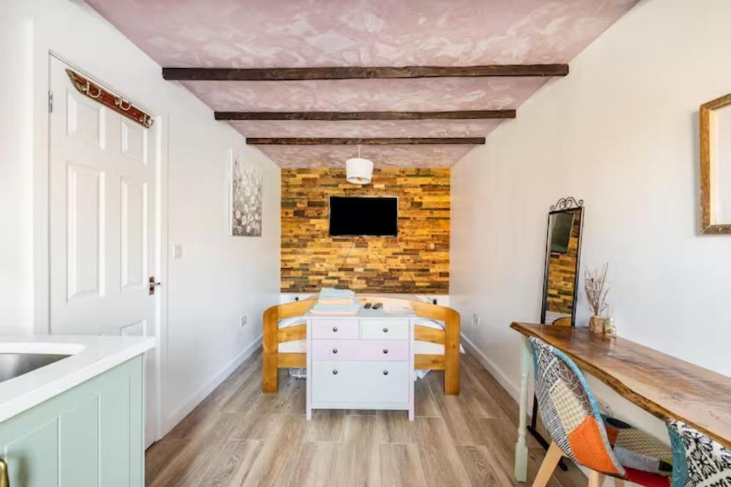 Bedroom With Kitchenette, Private Bathroom And Parking Cardiff Dış mekan fotoğraf
